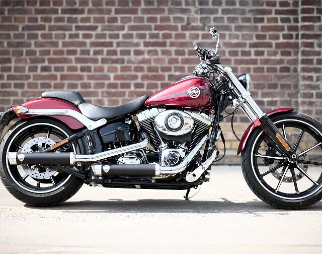 Harley Softail Breakout mit Short Straight Pike Endkappe